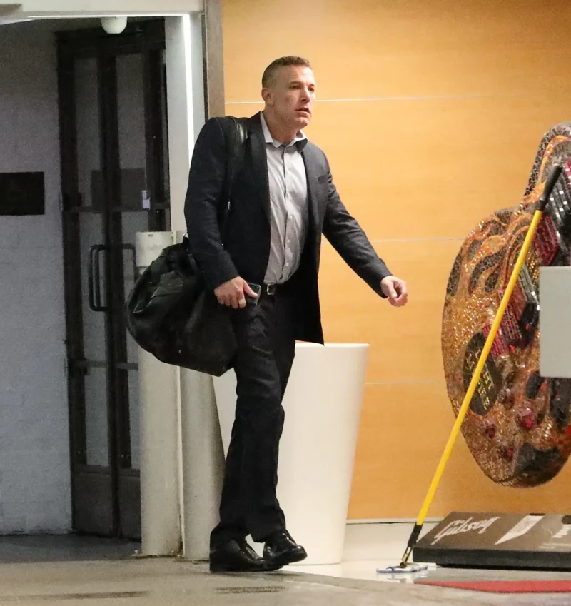 Ben Afleck cargando con una bolsa de deporte en el aeropuerto