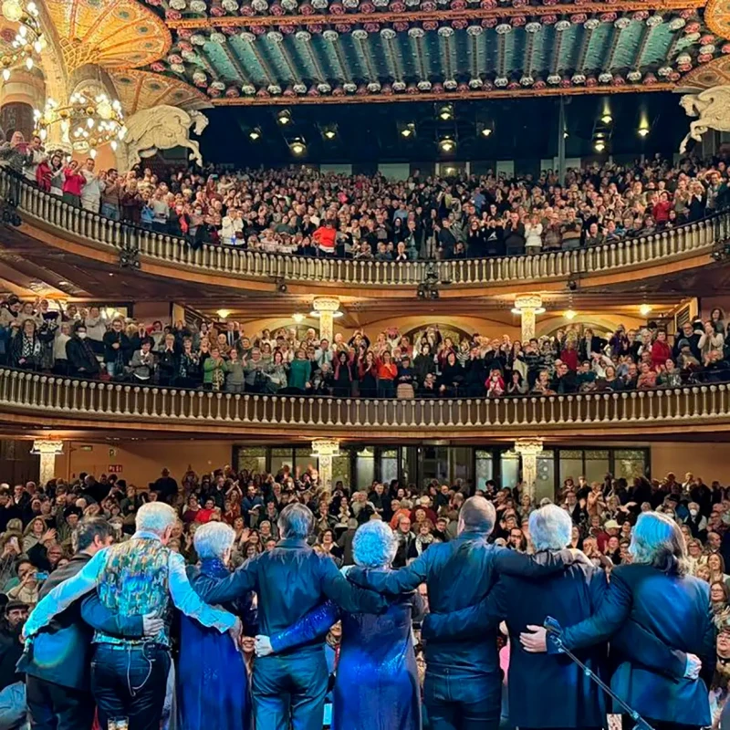 En un teatro con sus compañeros de 'El consorcio', saludando al público tras un concierto.