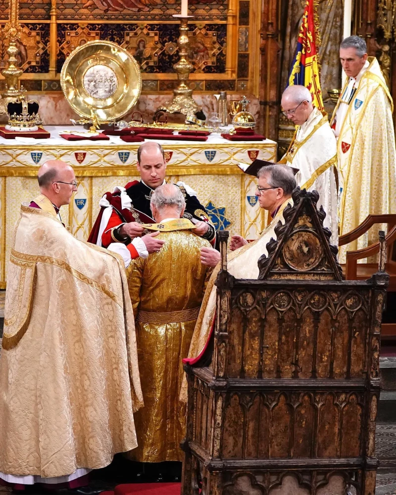 El príncipe Guillermo, durante la coronación de su padre, Carlos III.