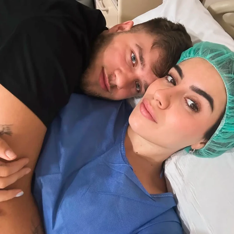 Sol Macaluso con su novio en el hospital.