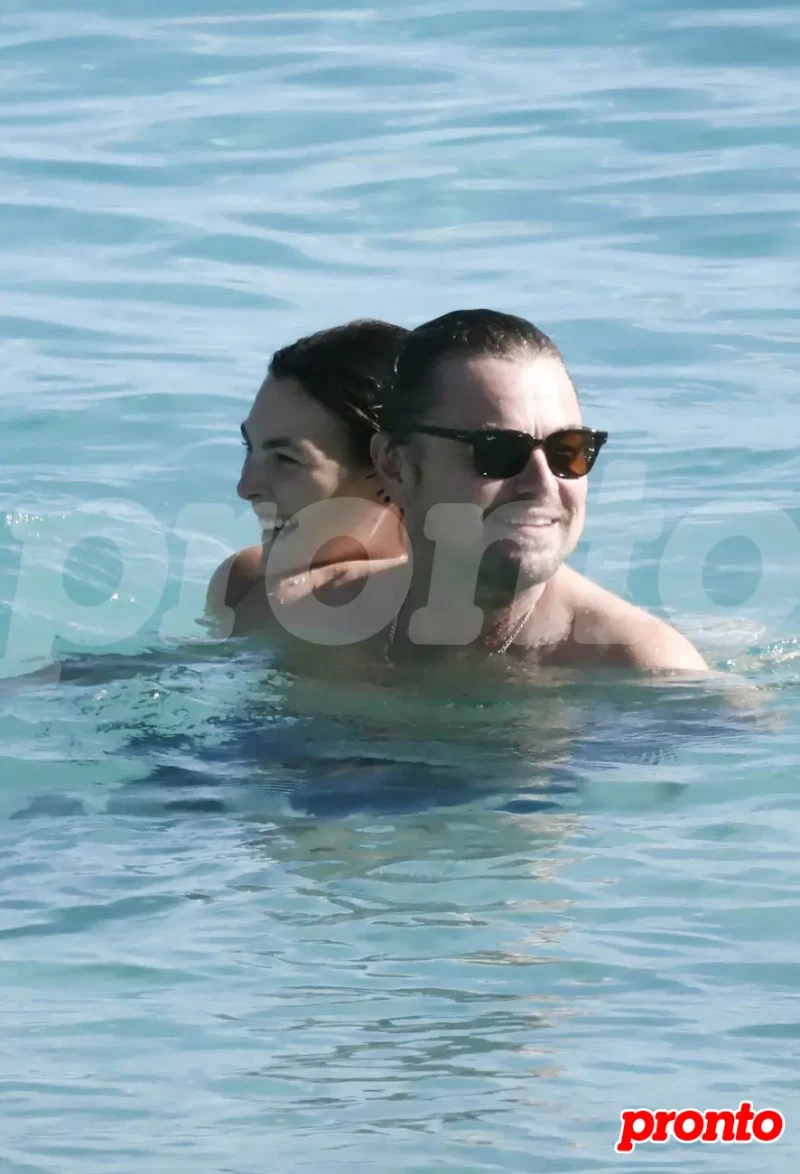 Leonardo DiCaprio bañándose en el mar con su novia.