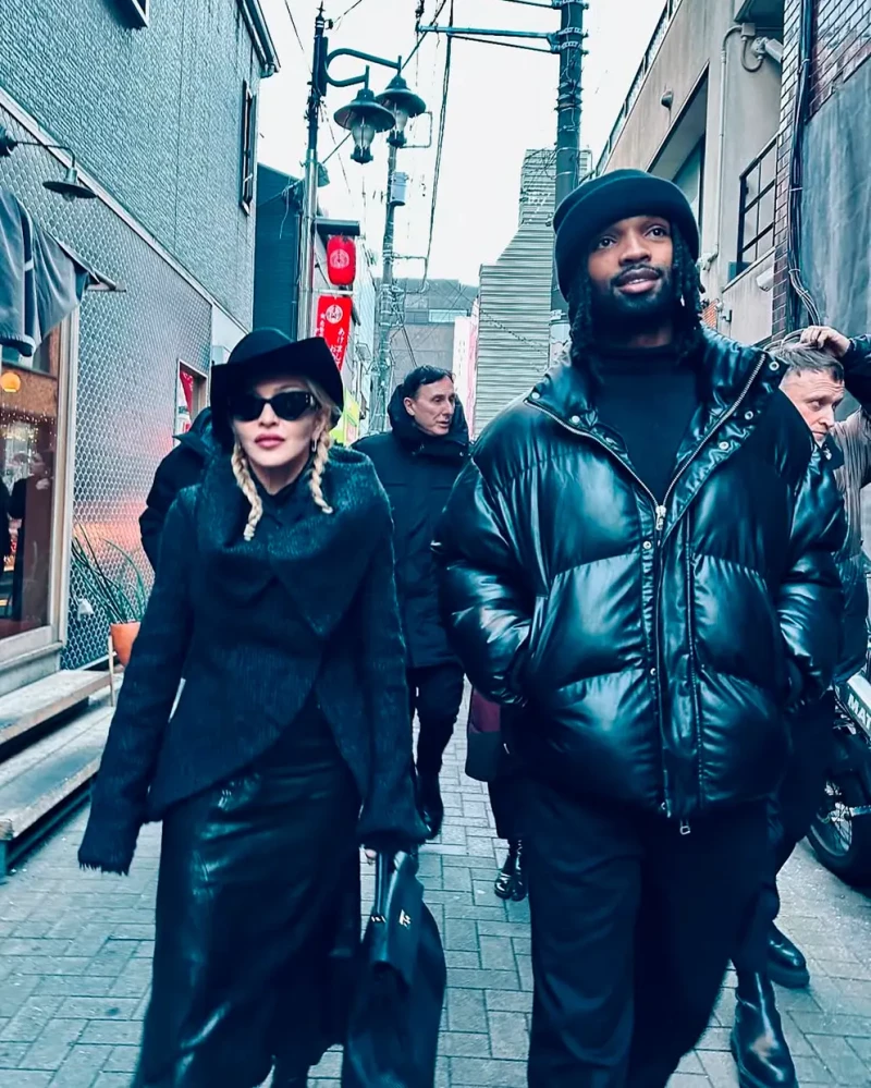 Madonna andando por las calles de Japón con su novio.