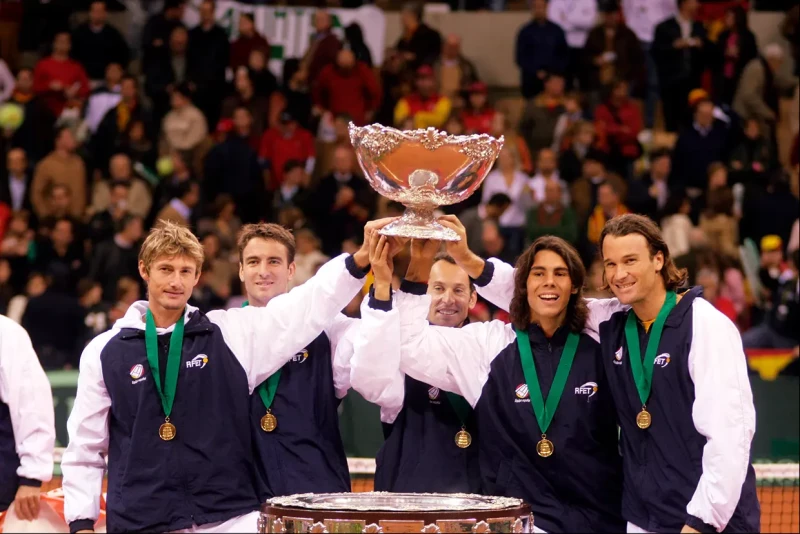 Rafa Nadal con otros tenistas españoles ganaron juntos la Copa Davis