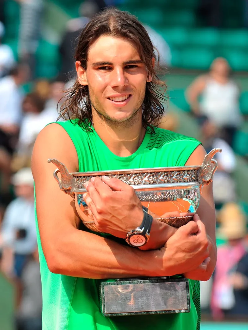 Rafa Nadal con su primer trofeo de Roland Garrós.