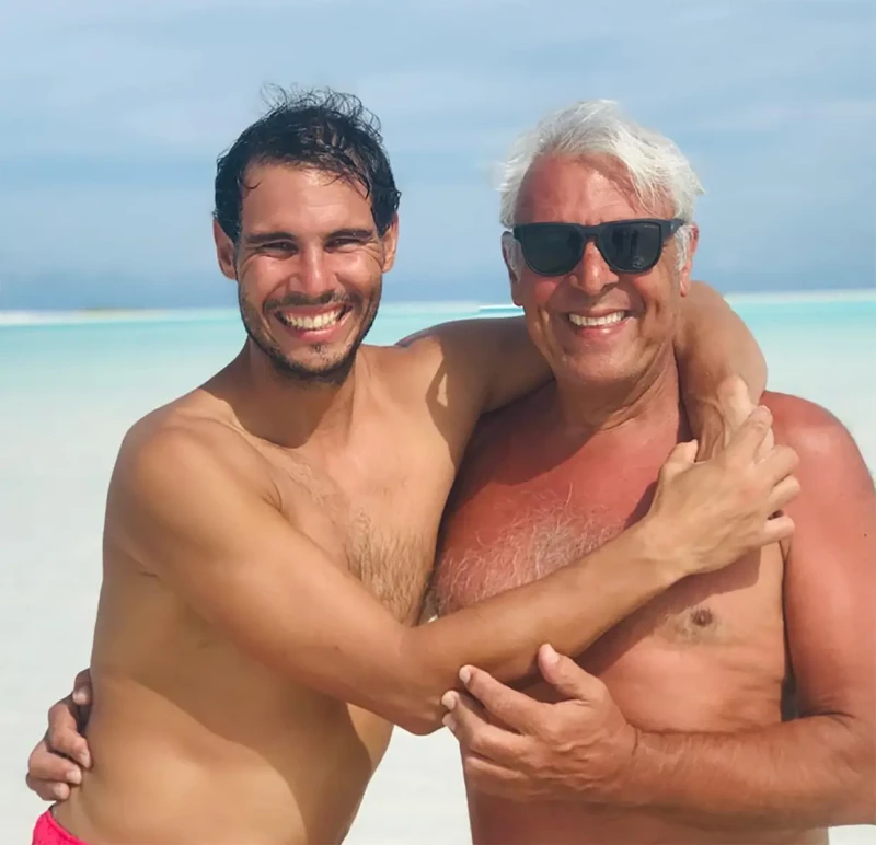 Rafa Nadal en la playa con su padre.