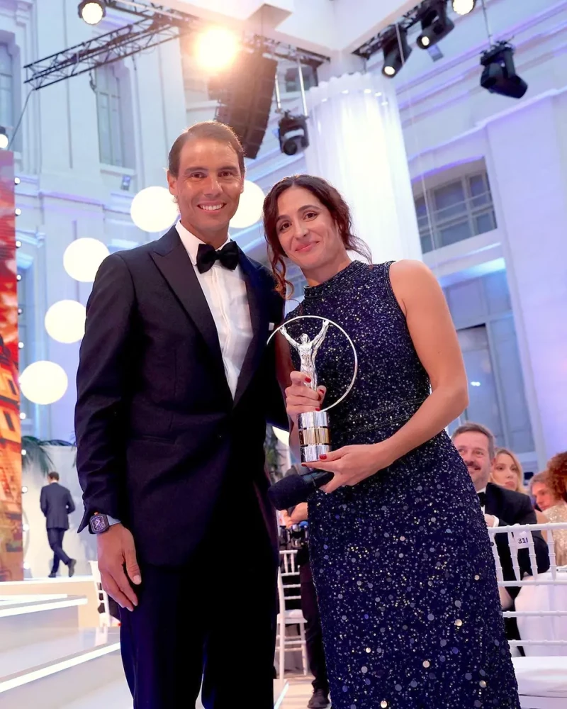 Rafa Nadal y Mery Perelló posan con un premio.