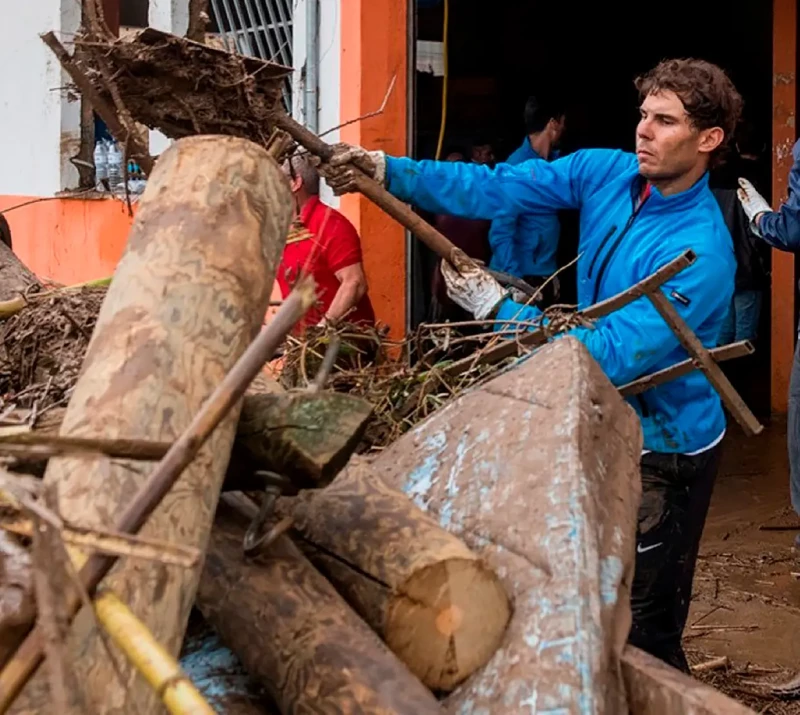 Rafa Nadal trabajando en las inundaciones de Mallorca.