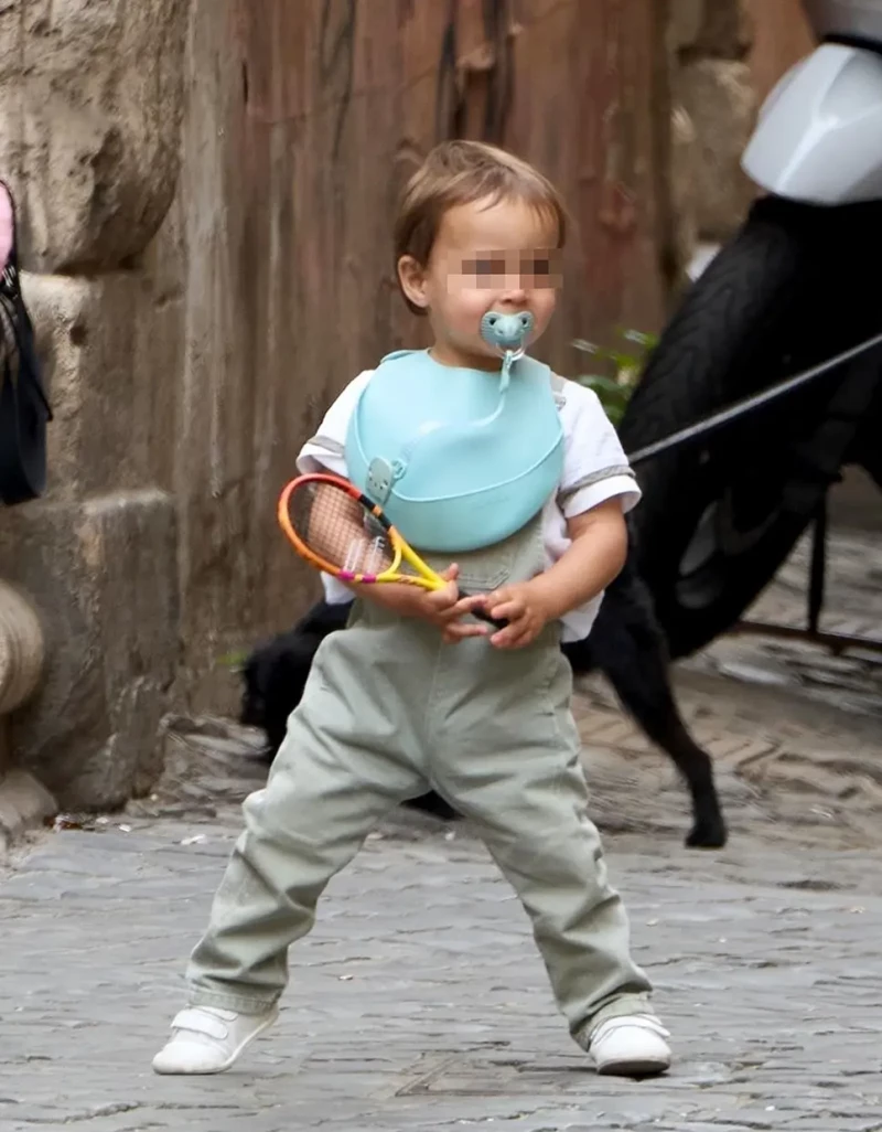 Hijo de Rafa Nadal bebé con una raqueta de juguete en las manos.