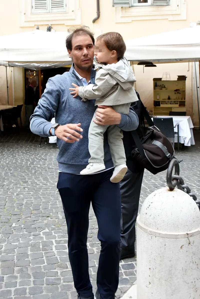 Rafa Nadal con su hijo bebé en brazos.