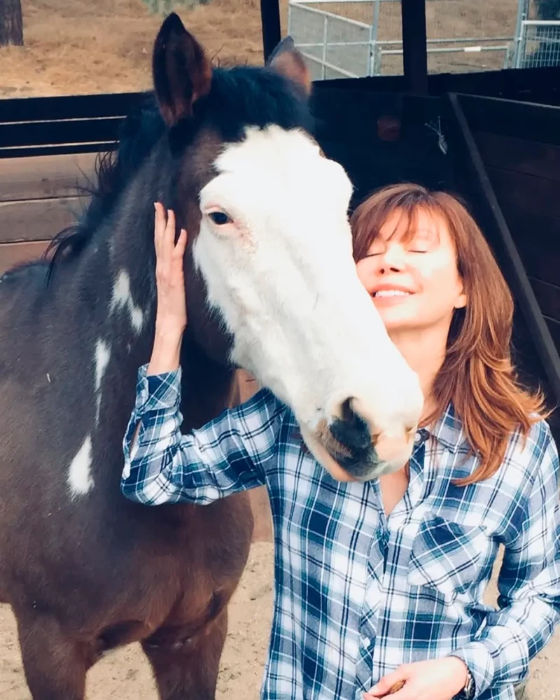 Victoria Principal con uno de sus caballos en su rancho.