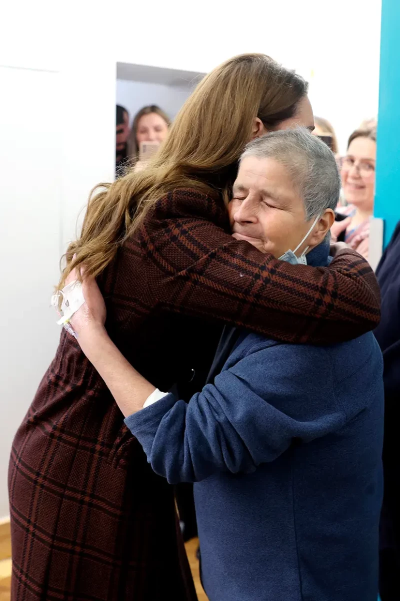 Kate Middleton abrazando a una enferma de cáncer.