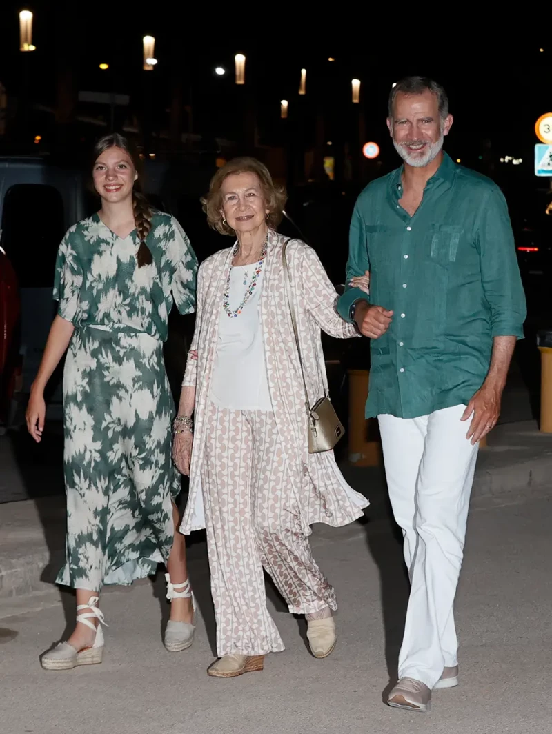 Reina Sofía, infanta Sofía y el rey Felipe VI paseando juntos