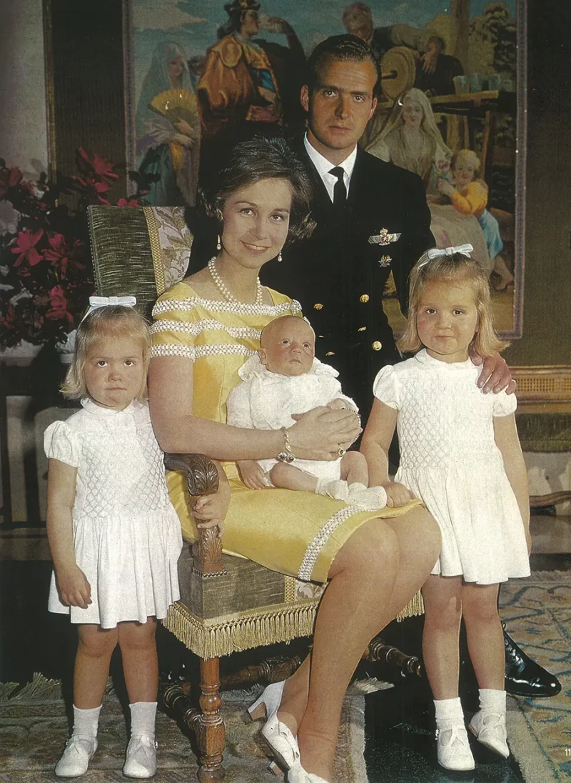 Juan Carlos I y Sofía con sus hijos Cristina, Elena y Felipe.