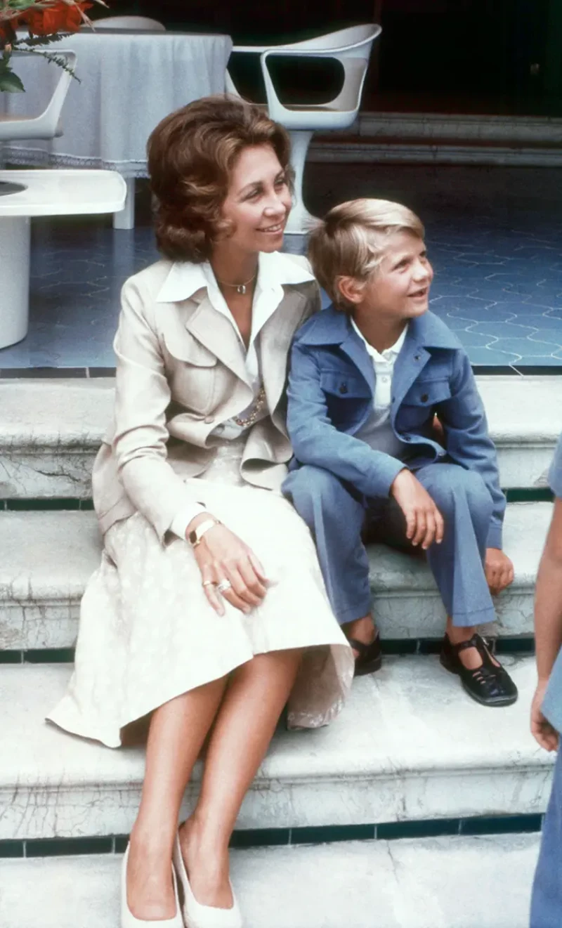 La reina Sofía con el rey Felipe VI cuando era niño.