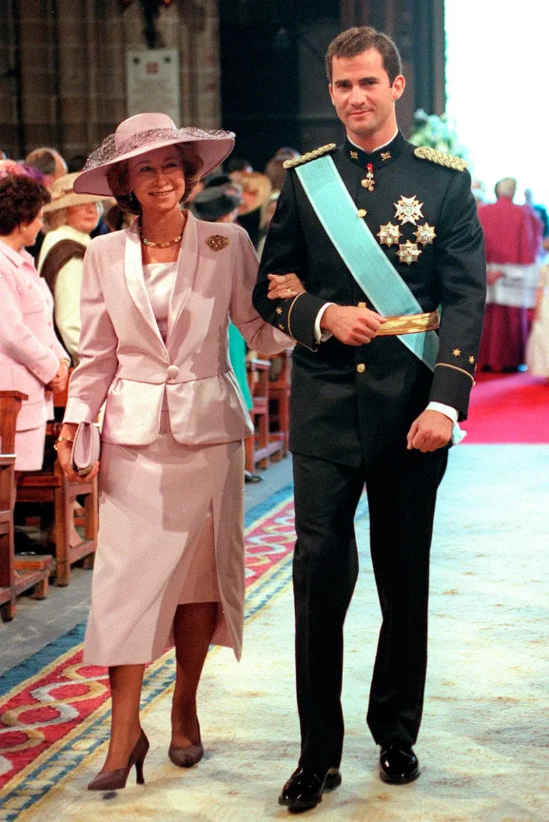 La reina Sofía acompañando al rey Felipe VI al altar el día de su boda con la reina Letizia.