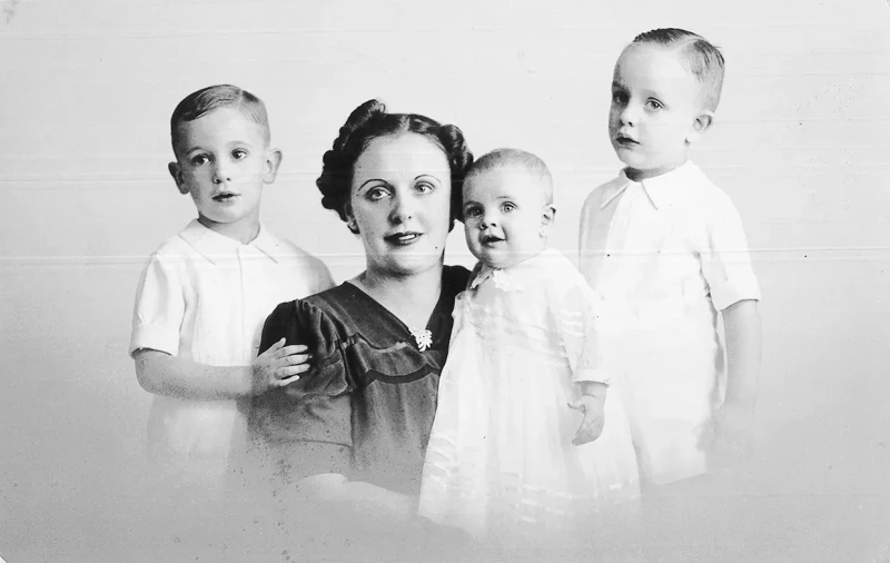 El Papa Francisco de niño con su madre y sus hermanos.