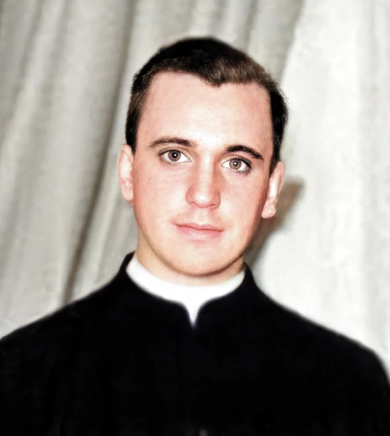 El Papa Francisco joven, en sus primeros años como sacerdote.