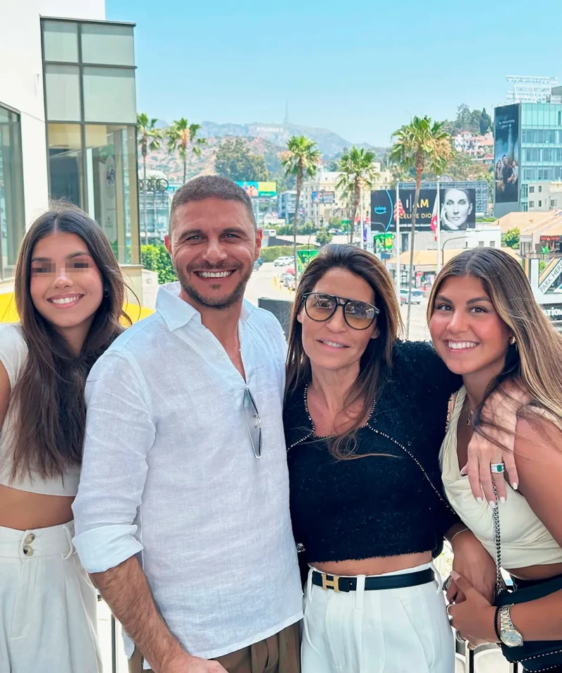 Joaquín Sánchez con su mujer y sus hijas en Los Ángeles.