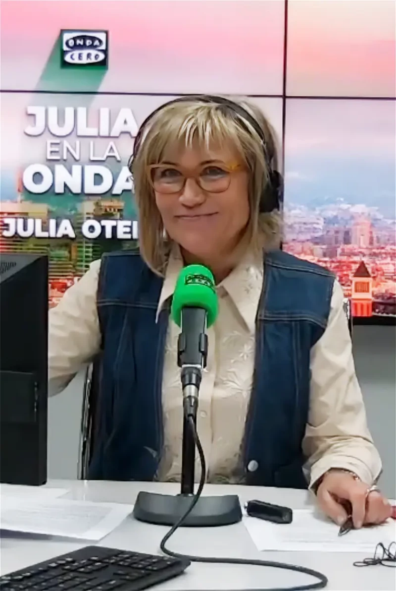 Julia Otero trabajando en su programa de radio.