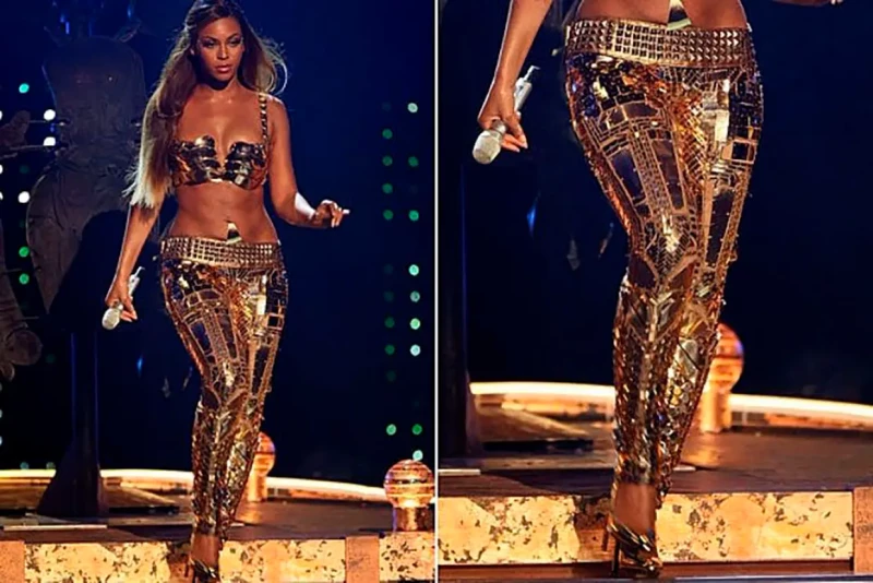 Beyonce con sus mallas de oro