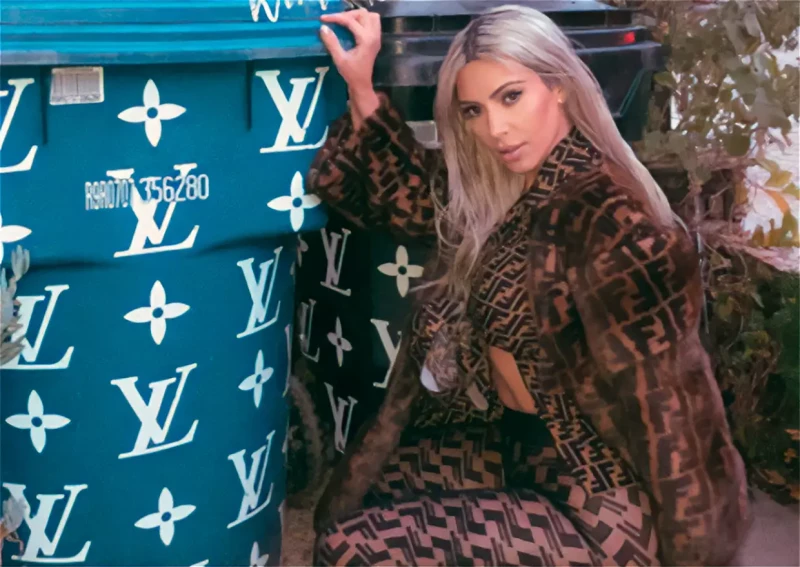 Kim Kardashian posando junto a sus cubos de basura de Louis Vuitton