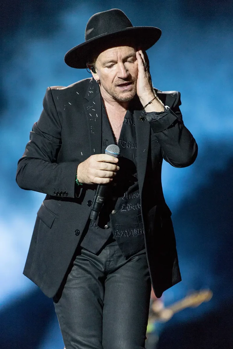 Bono durante una actuación.