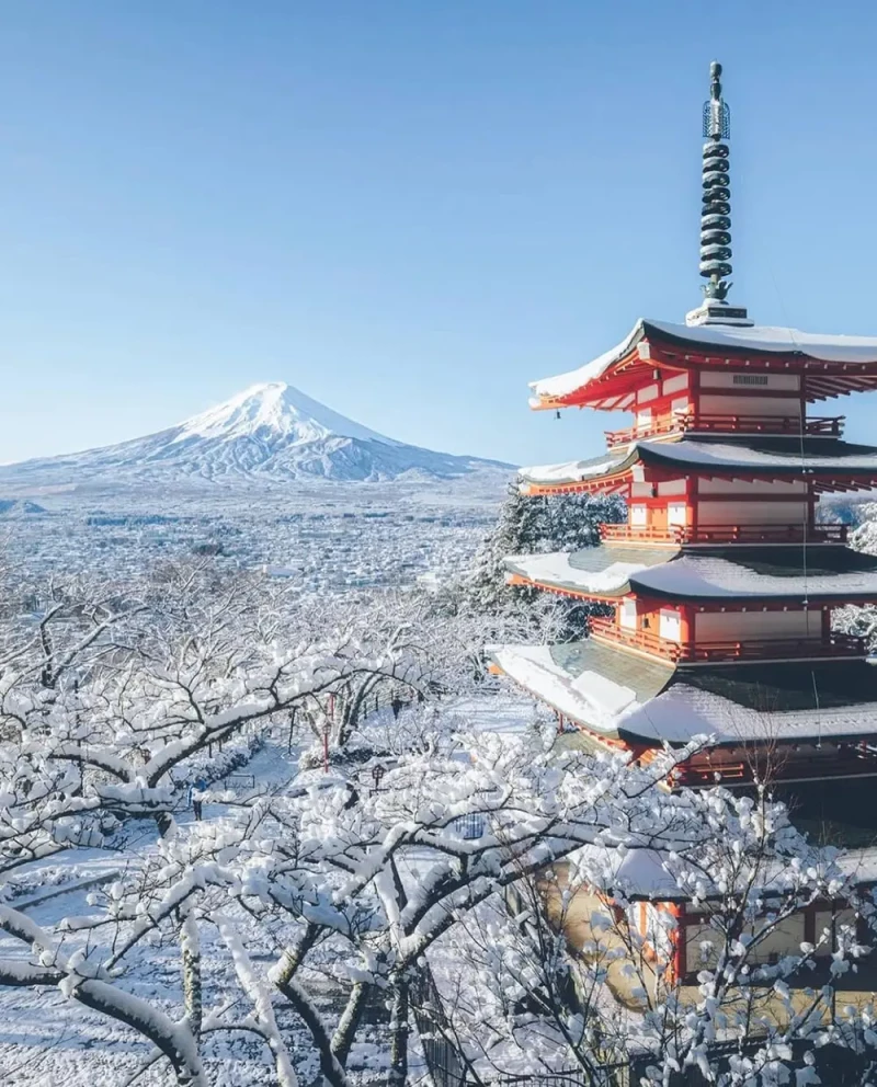 Vista del Monte Fuji nevado desde un templo en Japón.