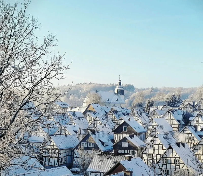 Casas de estilo tradicional bavarés nevadas en Alemania.