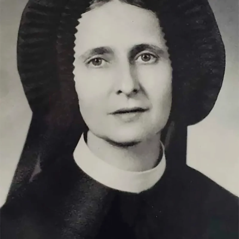 Retrato en blanco y negro de una mujer joven.