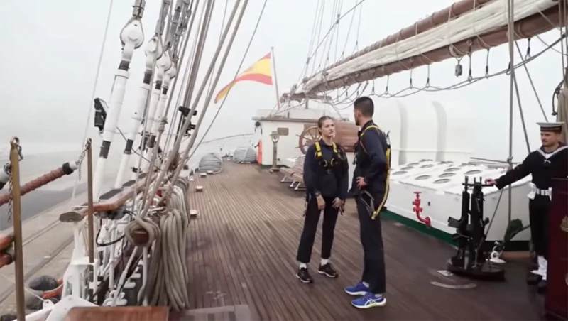 Leonor comentando sus dudas con uno de sus instructores en la cubierta de un barco