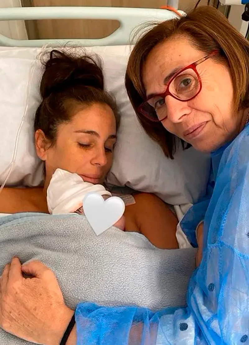 Anabel Pantoja con su madre y con su bebé en el hospital.