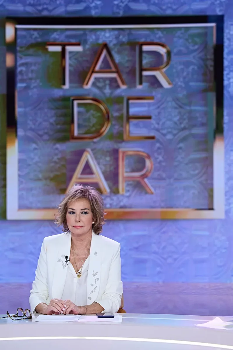 Ana Rosa Quintana presentando TardeAR.