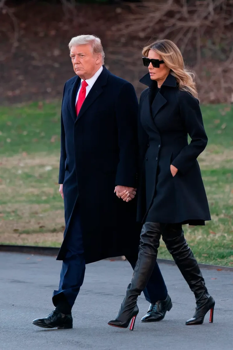 Donald y Melania Trump andando cogidos de la mano.