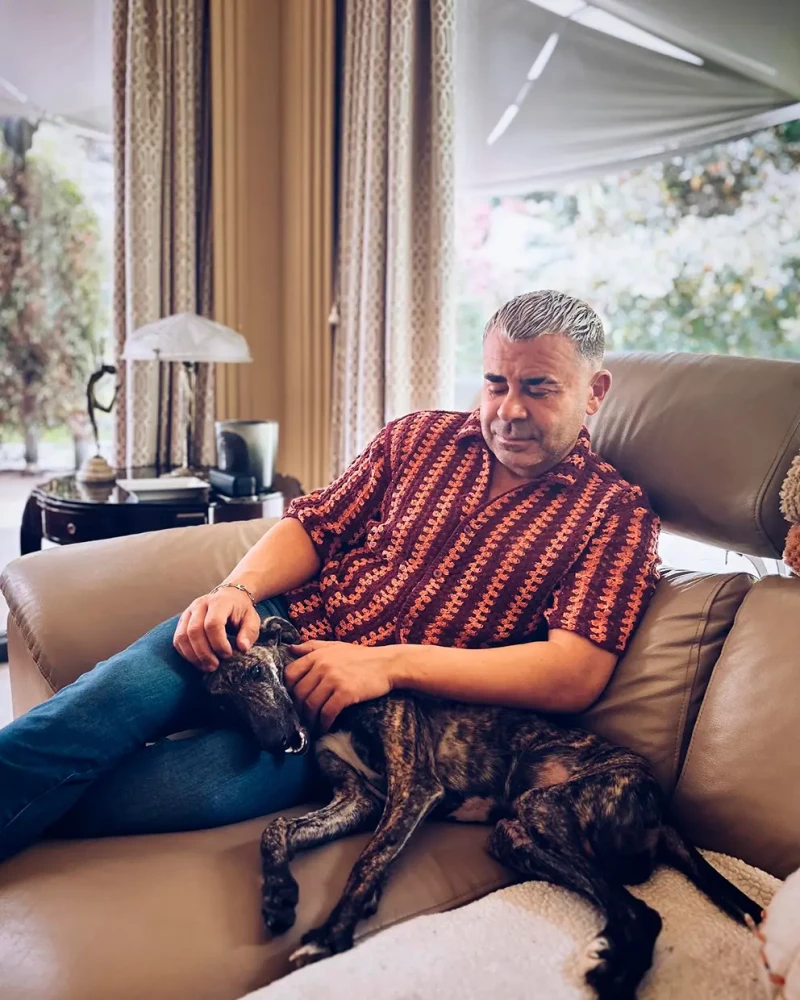 Jorge Javier sentado en un sofá con su perro.