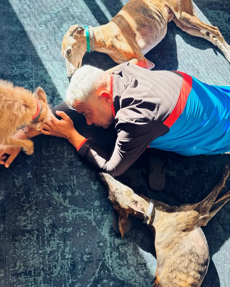 Jorge Javier tumbando en el suelo rodeado por sus perros.