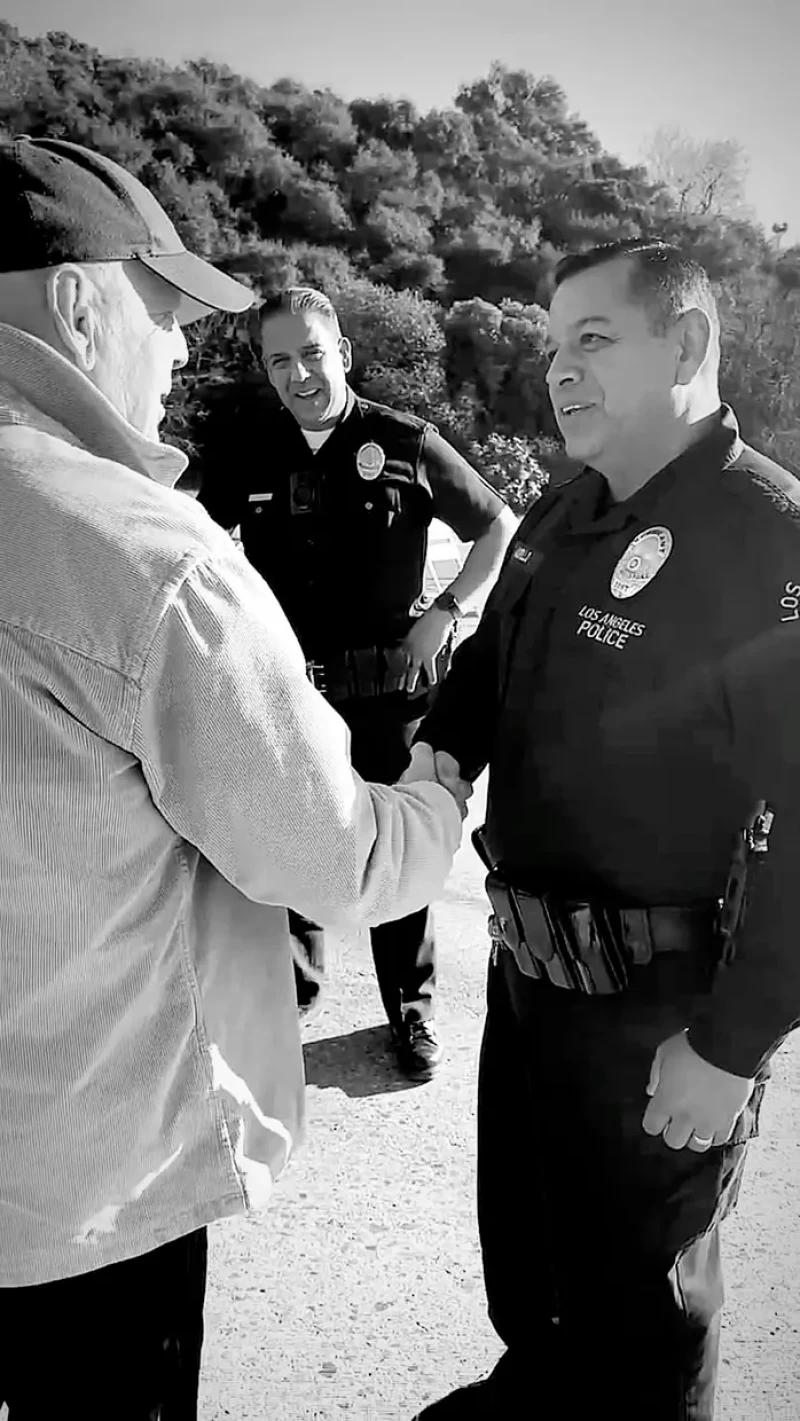 Bruce Willis saludando a los policías de Los Angeles