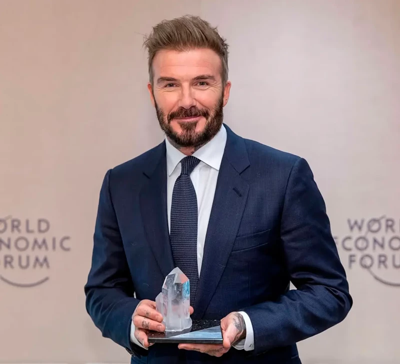 David Beckham con un premio en las manos.