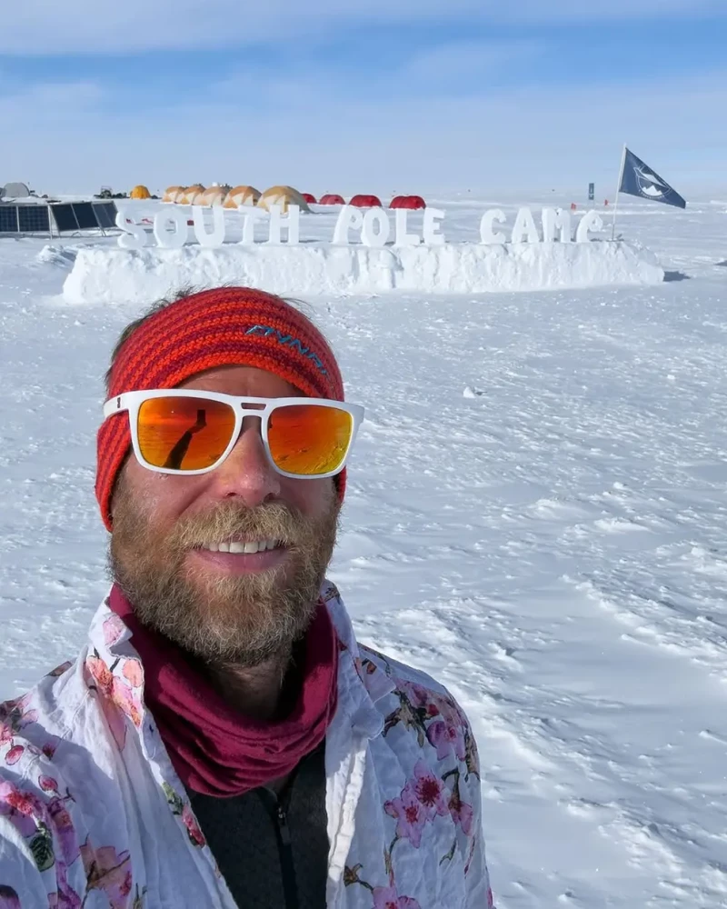 Johnny a su llegada al Campo Polo Sur, donde otros aventureros viven esta extrema experiencia.