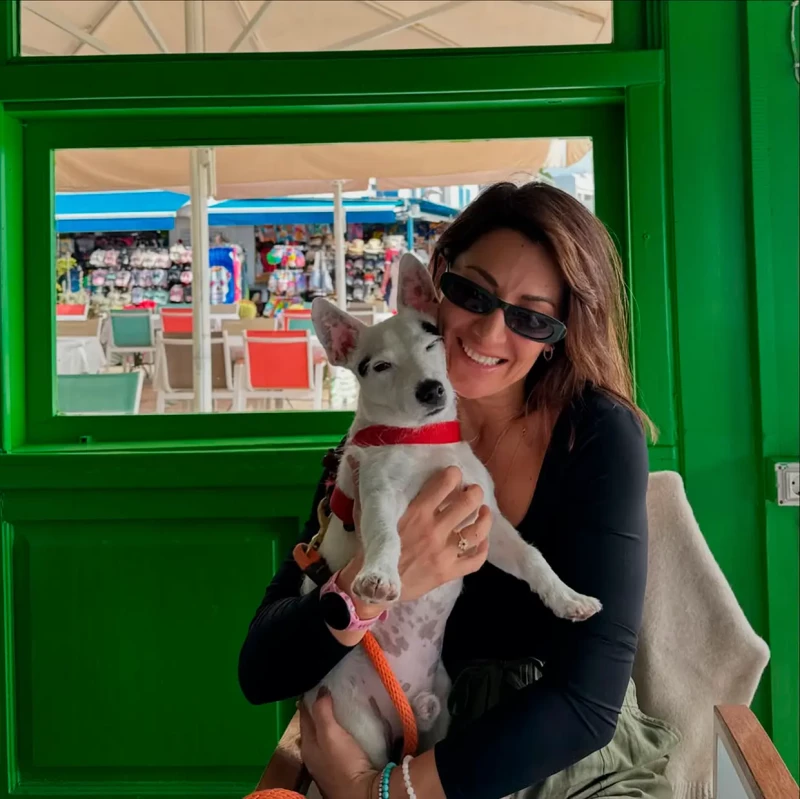 Nagore Robles abraza a su perro.