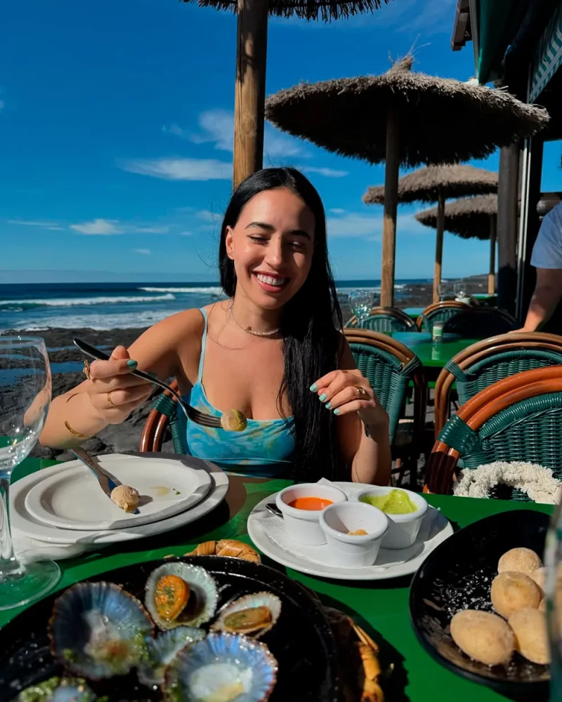 Novia de Nagore Robles comiendo junto al mar.