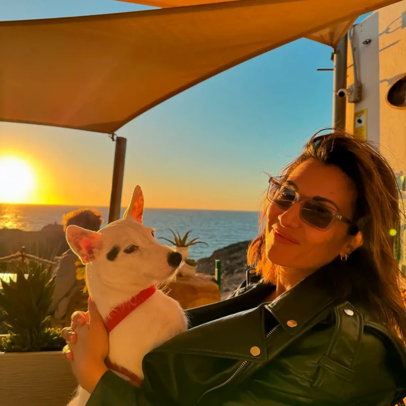 Nagore Robles posa con su perro.