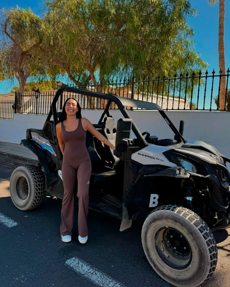 Novia de Nagore Robles posa junto a un buggy.