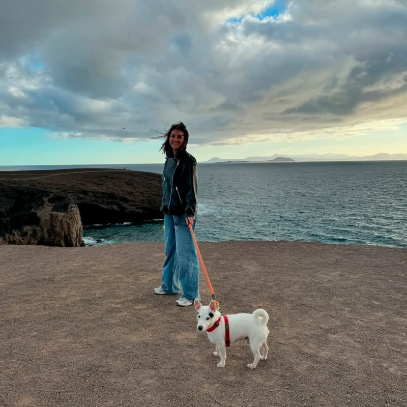 Nagore Robles paseando a su perro.