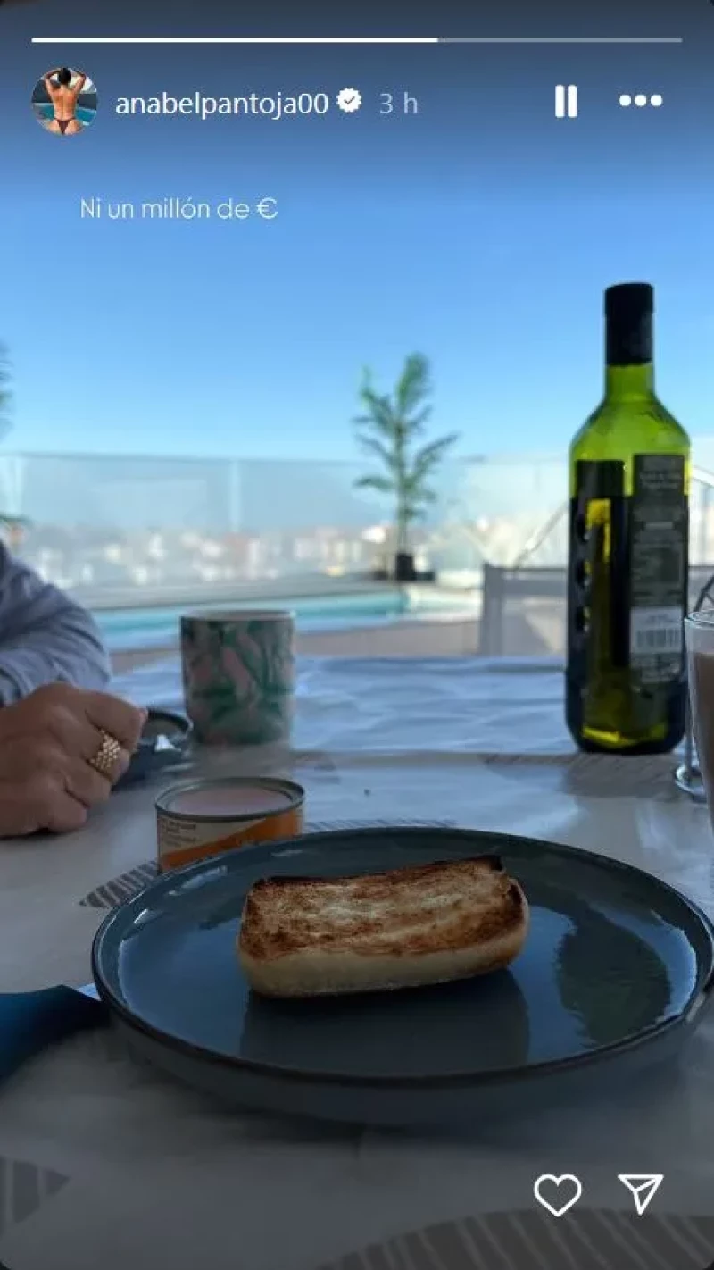 Anabel Pantoja, desayunando con su madre.