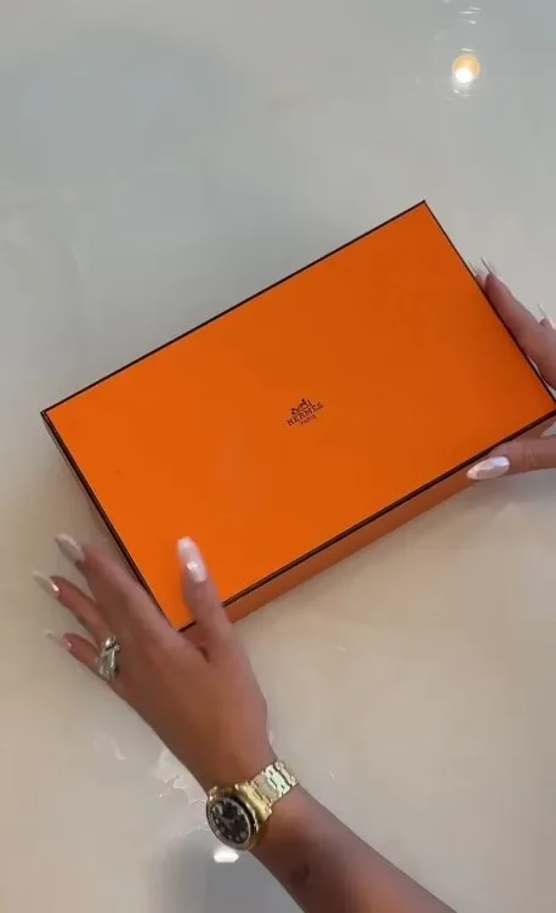 Georgina se ha autorregalado el bolso Mini Kelly de Hermés.