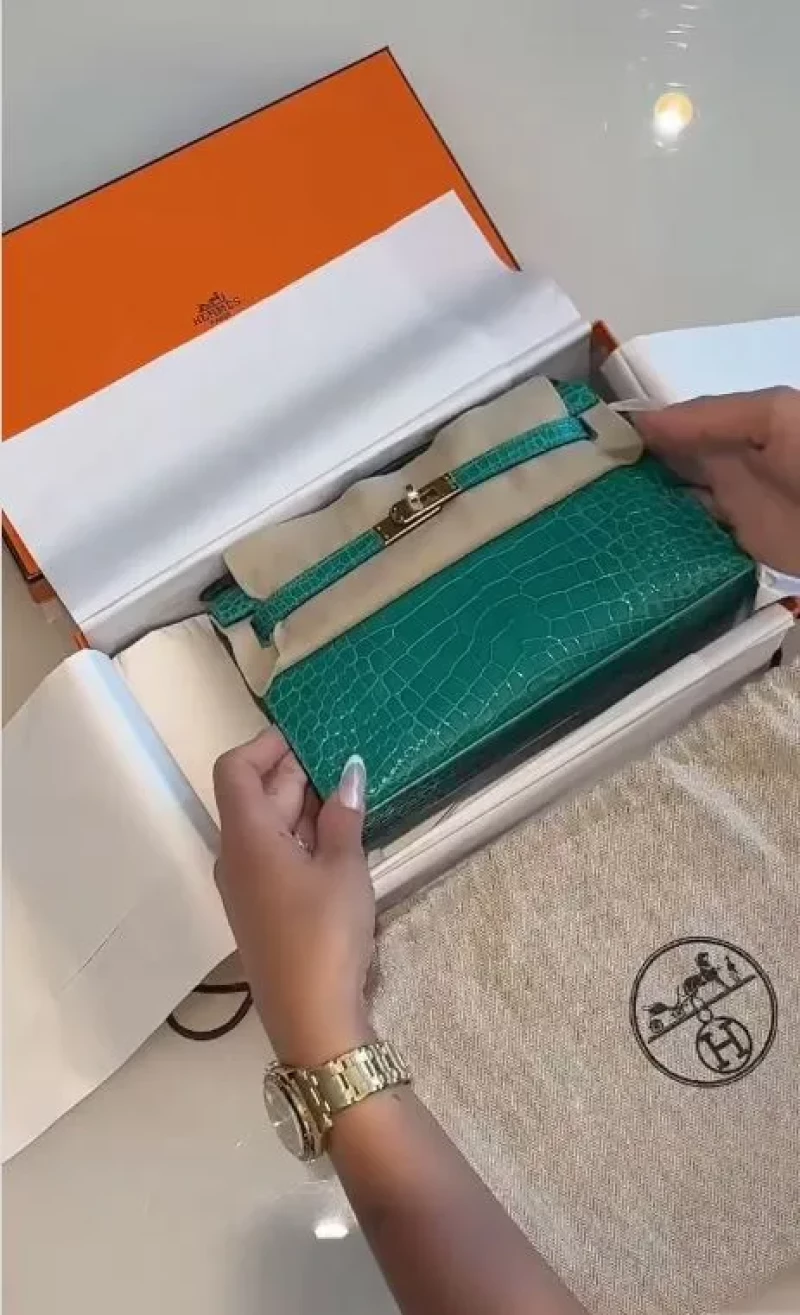 Georgina se ha autorregalado el bolso Mini Kelly de Hermés.