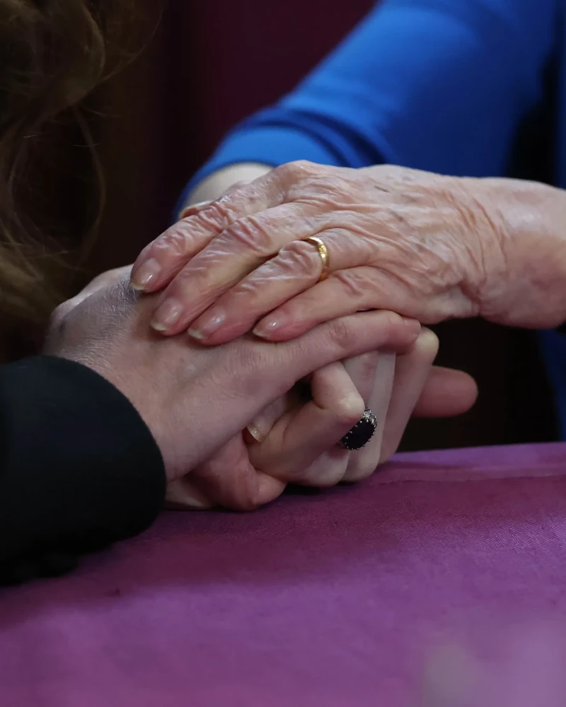 Kate Middleton con Yvonne Bernstein, superviviente del Holocausto.