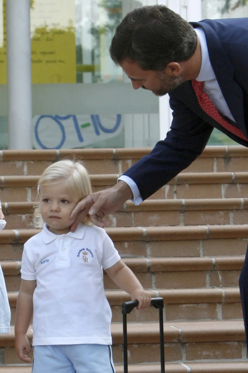 Felipe VI con Leonor y Sofía.