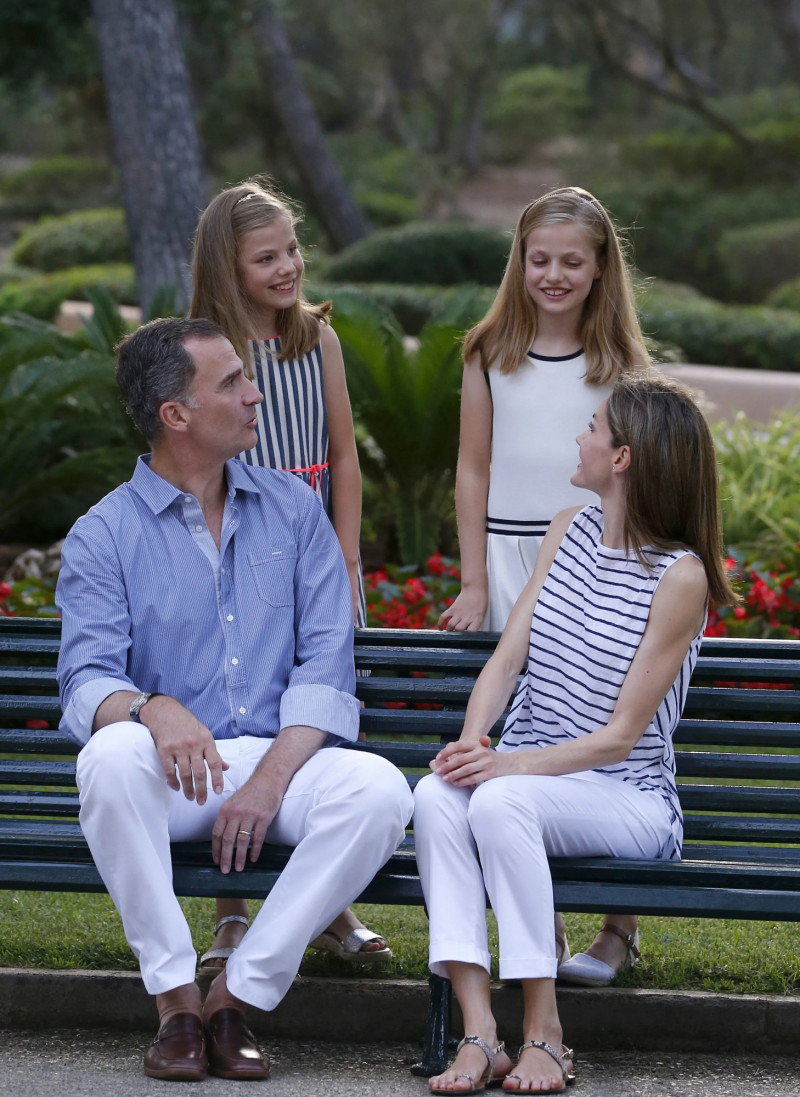 Felipe VI con Leonor y Sofía.