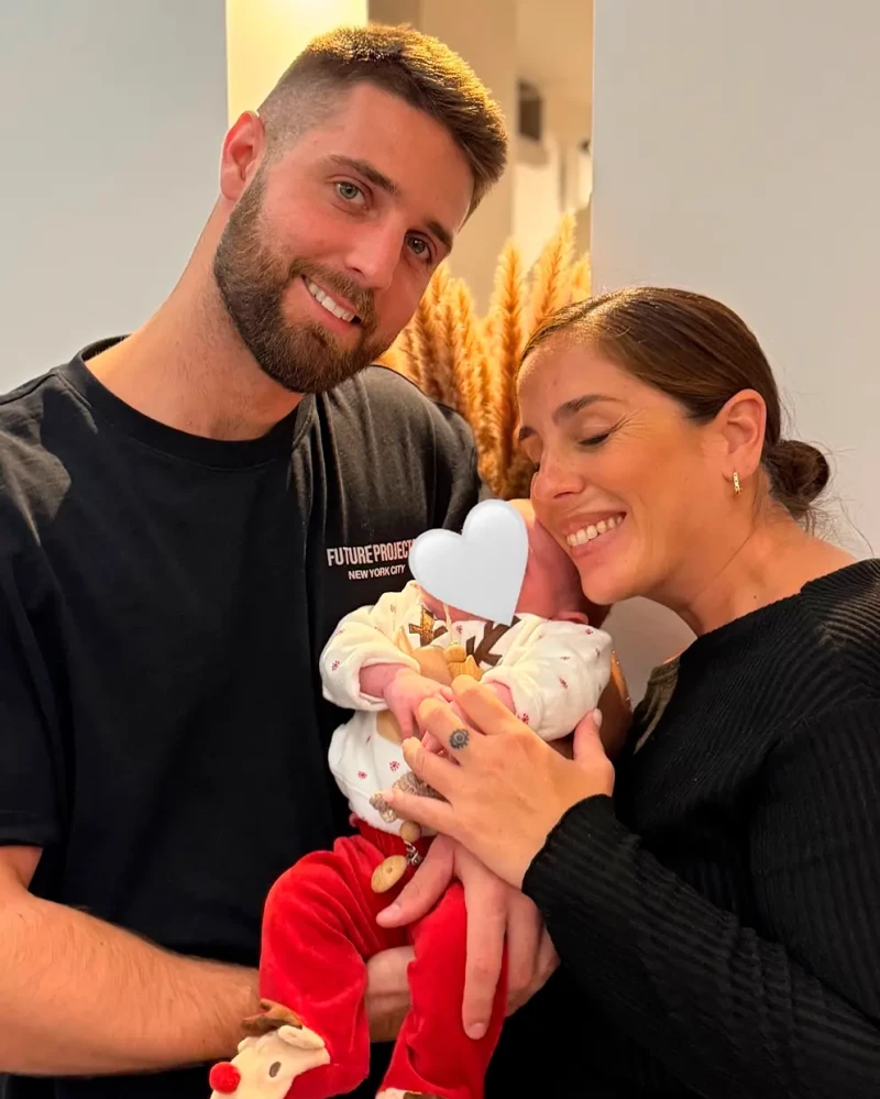 Anabel Pantoja y David sonrientes con su hija Alma